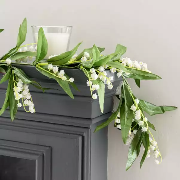 Dunelm Artificial Lily Garland 180cm 2 Dunelm Artificial Lily Garland 180cm - Image 2